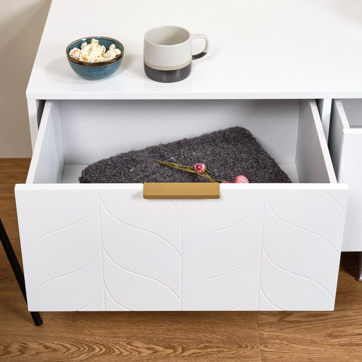 Gloria TV unit - white - Laura James