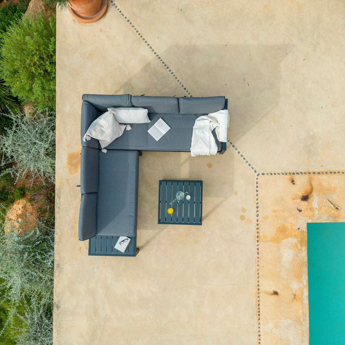 Maia 5 Seater Garden Interchangeable Sofa Set with Grey Premium LED Cantilever Parasol- Grey - Laura James